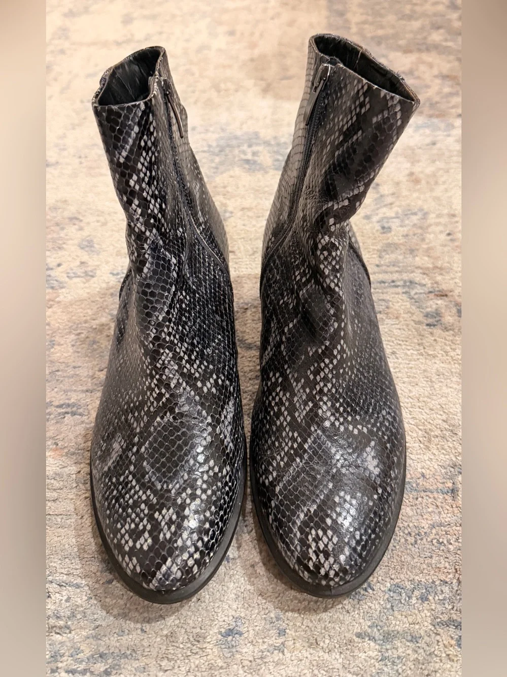 Ecco stylish black
